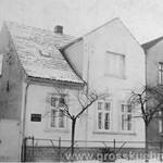 Wir befinden uns im Jahr 1938 und diese Aufnahme zeigt die Tischlerei Erich Reichert in der Masurenstraße 5 (heute Brambacher Straße). Rechts davon, im Eckhaus zur Rösickestraße, wohnte Familie Schulze.