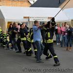 Ortsbürgermeister, Feuerwehr und Jugendfeuerwehr beim Aufziehen der Erntekrone