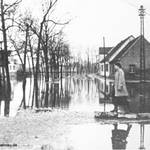 Dieses Bild von 1953 zeigt das Hochwasser auf dem Friedrichsplatz, Blickrichtung Förstersumpf.