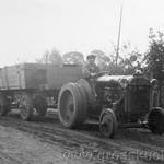 Eine Aufnahme von 1934 zeigt den frischgebackenen Fuhrunternehmer F.Weise mit bandagenbereiftem Traktor und etwa 4,5 m3 nassem Kies beladen, rund 150 Zentner Gewicht. Aufnahmeort leider unbekannt.