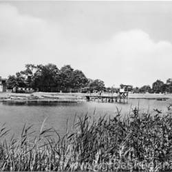 Auf dieser Postkarte von 1967/68 sieht man das Freibad Großkühnau, noch mit Holzsteg und Sprungturm.