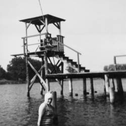 Der hölzerne Steg und Sprungturm im Freibad. Beides wurde von/mit den russischen Besatzern nach dem Krieg aufgebaut und irgendwann in den 70ern abgerissen, nachdem das Holz morsch war.