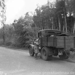 Die frühen 50er: Das elterliche Fuhrunternehmen besaß noch einen Vorkriegs-LKW, einen HANOMAG SS55.