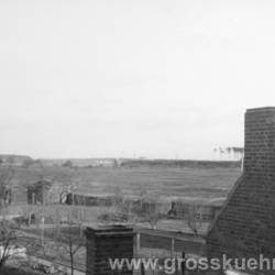 Wir gehen noch etwas weiter zurück in der Zeit, genauer gesagt in den März 1935:  Blick von der Rösickestraße auf den früheren Exerzierplatz. Freie Sicht bis zu den Junkers-Werken. Heute steht hier ein dichter Wald und dieser Blick ist schon lange nicht mehr möglich.