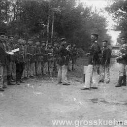 Und hier nun eine sehr alte Aufnahme. Wir notieren den 7. Mai 1907:  Schießen auf dem Schießplatz