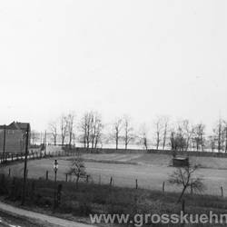 1938 sah hatte man von der Masurenstraße 5 einen tollen Blick auf den Kühnauer See. Links am Bildrand ist das Pfarrhaus erkennbar, überall im Dorf gab es schicke Gaslaternen.