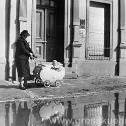 1939, Trutchen Rothe mit Sohn Claus vor der Post. Diese befand sich gegenüber der Schmiede am Friedrichsplatz.