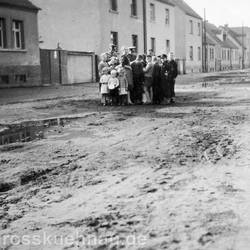 Im Jahr 1945 sieht es im Baumschulenweg so aus: Wir sehen die Häuser Nr. 35 -19, einige Wehrmachtssoldaten werden von der Dorfjugend umringt.