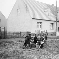 Kurz vor Kriegsende: nicht nur die Soldaten stehen zum 'Essen fassen' im Baumschulenweg bereit, auch die Dorfjugend hofft, etwas abzubekommen.