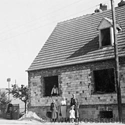 Baumschulenweg 35, Hausbau anno 1937. Im Fenster steht Opa Becker, vor dem Haus Wilhelm Becker sowie Margarethe und Klein Inge