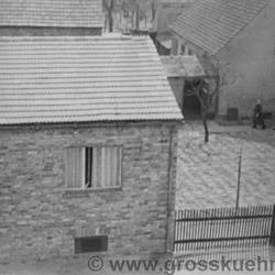 Blick auf das Grundstück Baumschulenweg 37. Wir sehen Emma und Wilhelm Becker vor dem alten Haus Masurenstraße 10 (abgerissen 1992).