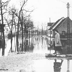 Dieses Bild von 1953 zeigt das Hochwasser auf dem Friedrichsplatz, Blickrichtung Förstersumpf.