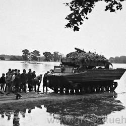 Russischer schwerer Ketten-Schwimmpanzer K61 bei der Erntehilfe, Hochwasser am Kühnauer See (im Hintergrund noch geradeso erkennbar die Brücke des Dammes durch den See). Auf dem Schwimmpanzer der Pferdewagen von Leo Ebenhahn, gerettet vom anderen Seeufer.