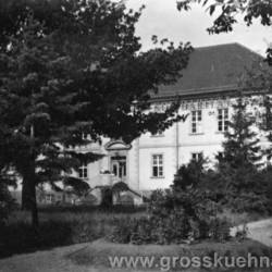 Hier eine undatierte Aufnahme vom Schloß Großkühnau. Unterhalb des Daches prangt eine sozialistische Parole, endend mit 'Solidarität'.