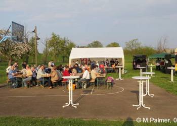 18:00 Uhr, die ersten Gäste nehmen Platz