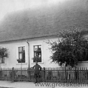 Ludwig Schönemann vor seinem Haus in der Dessauer Straße 8 (heute Brambacher Straße). Links am Fenster die werte Gattin Ida Schönemann.  Aufnahme um 1930