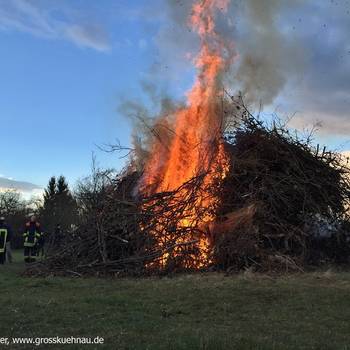 Die Großkühnauer Jugend hatte in diesem Jahr die Ehre, das Feuer zu entfachen - mit Erfolg, wie man sieht!