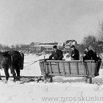 Winter 1952 oder 1953, die Elbe ist zugefroren. Im Hintergrund ist Brambach zu erkennen. Leiterwagen zum Pferdeschlitten umgebaut.