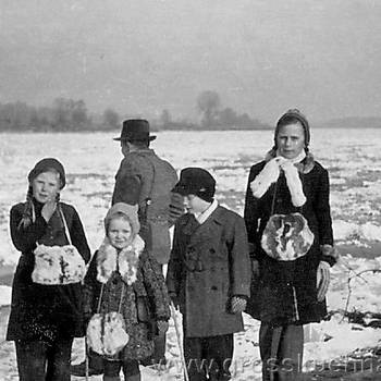 Die zugefrorene Elbe  v.l.: Renate Kallenbach, Ina Sommer, Manfred Sommer, Regina Kallenbach, im Hintergrund Karl Kitzing
