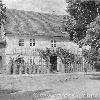 Wir sind im Jahr 1910 und sehen das alte Pfarrhaus in der Burgreinaer Straße 6