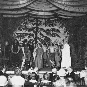 Am 10. Oktober 1930 feierte man '100 Jahre Kirchweihe' mit einem Familienabend in der Gaststätte Burg Reina.  Hier die Aufführung des Festspieles von Pfarrer Dr. Redenz: 'Die Nienburger Mönche kommen nach Großkühnau' (Mitte in weiß: Otto Sommer)