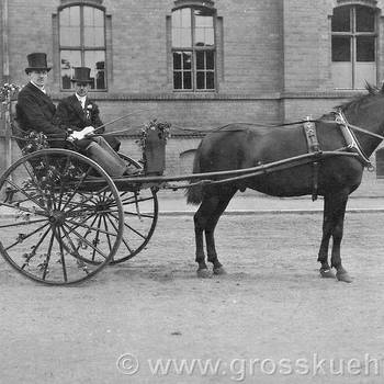 Diese undatierte Aufnahme zeigt Hans Hecht (der Sohn von Theodor Hecht) mit dem Großkühnauer Stellmacher Höhne.