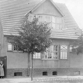 Rösickestraße 7, Aufnahme vom Sommer 1919. Vor dem 7 Jahre alten Haus steht die Besitzerin Frau Emma Steinbiß nebst Tochter Irmgard.