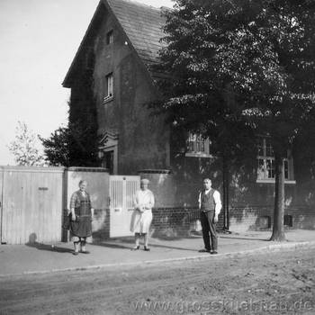 Dieses Foto entstand Pfingsten 1931 und zeigt Walter Steinbiss vor seinem Haus in der Rösickestraße. Linkerhand gab es nun schon Nachbarn.