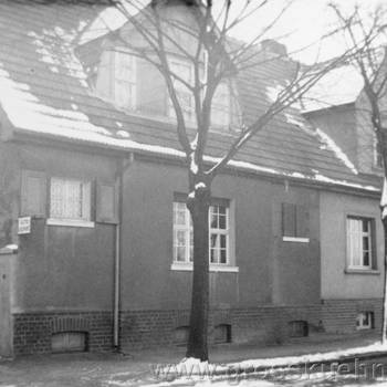 Diese Aufnahme aus den frühen 50ern zeigt das Haus mit rechtsseitigem Nachbarn.