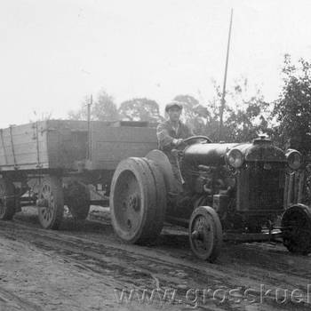 Eine Aufnahme von 1934 zeigt den frischgebackenen Fuhrunternehmer F.Weise mit bandagenbereiftem Traktor und etwa 4,5 m3 nassem Kies beladen, rund 150 Zentner Gewicht. Aufnahmeort leider unbekannt.